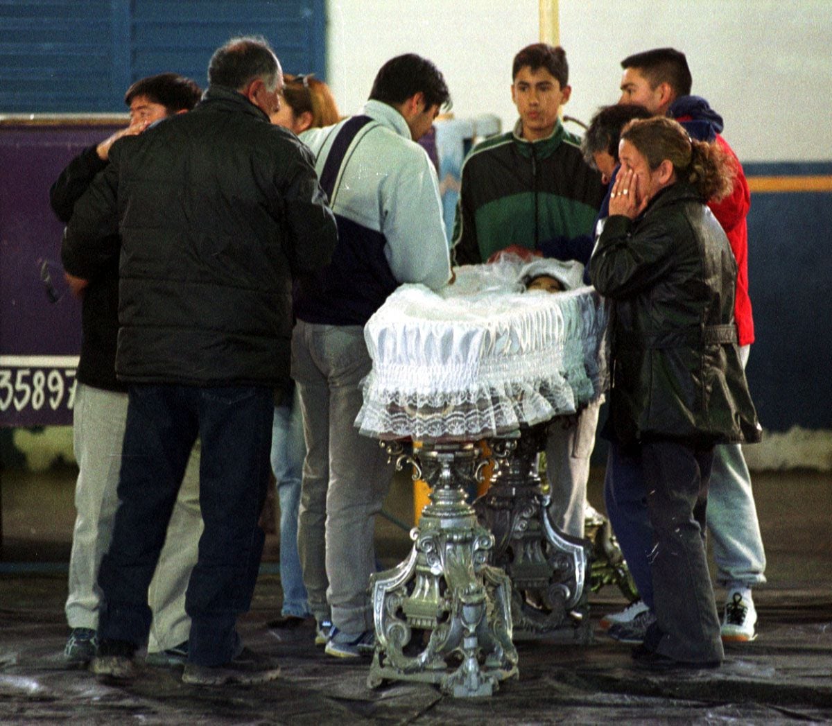 El velatorio de los chicos asesinados en la cancha del club Atenas de Carmen de Patagones (NA:Gentileza diario Rio Negro-MARCELO OCHOA)