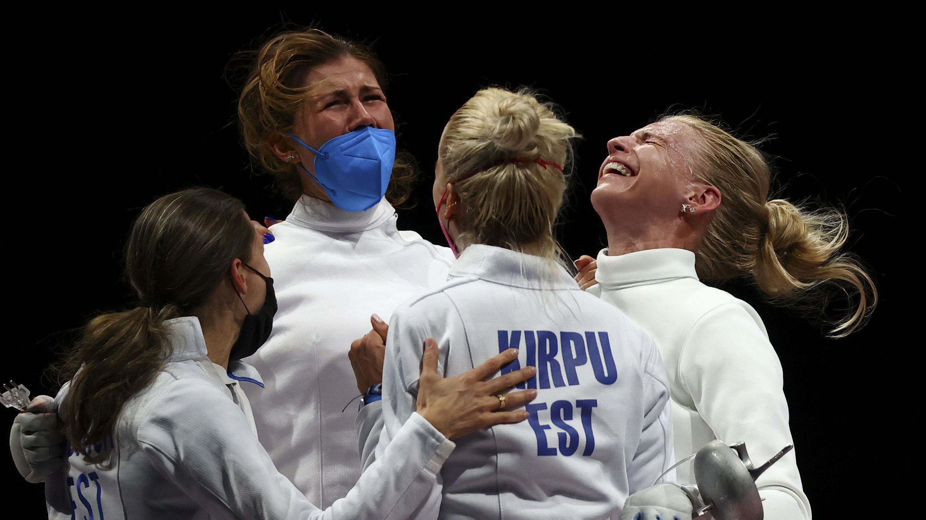 Katrina Lehis, Julia Beljajeva, Erika Kirpu e Irina Embrich de Estonia celebran después de ganar oro