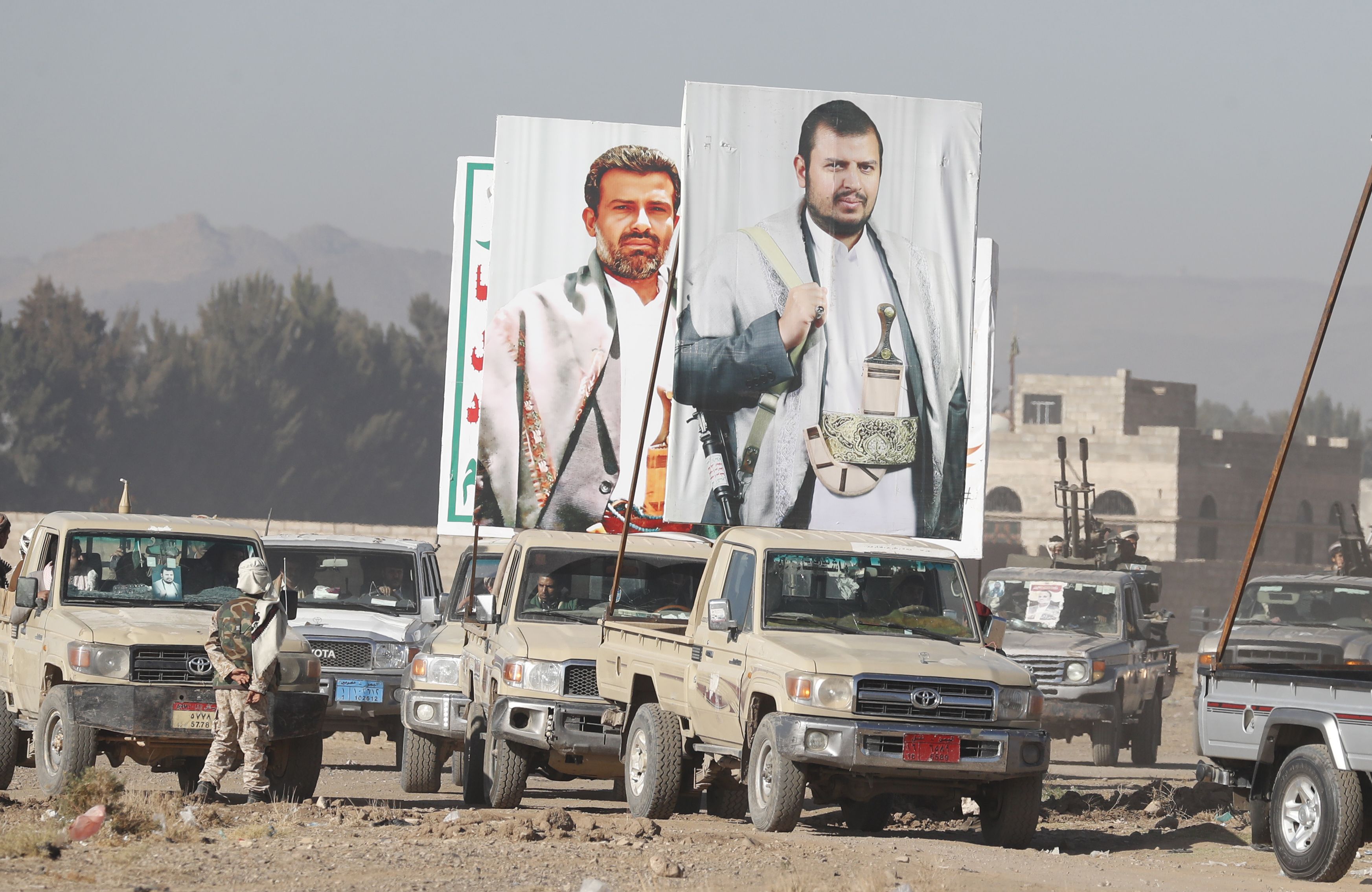 Un vehículo lleva una gran pancarta que representa al máximo líder de los hutíes, Abdul-Malik Al-Houthi (derecha), durante una protesta contra Estados Unidos y contra Israel, en las afueras de Saná, Yemen (EFE/EPA/Yahya Arhab) 