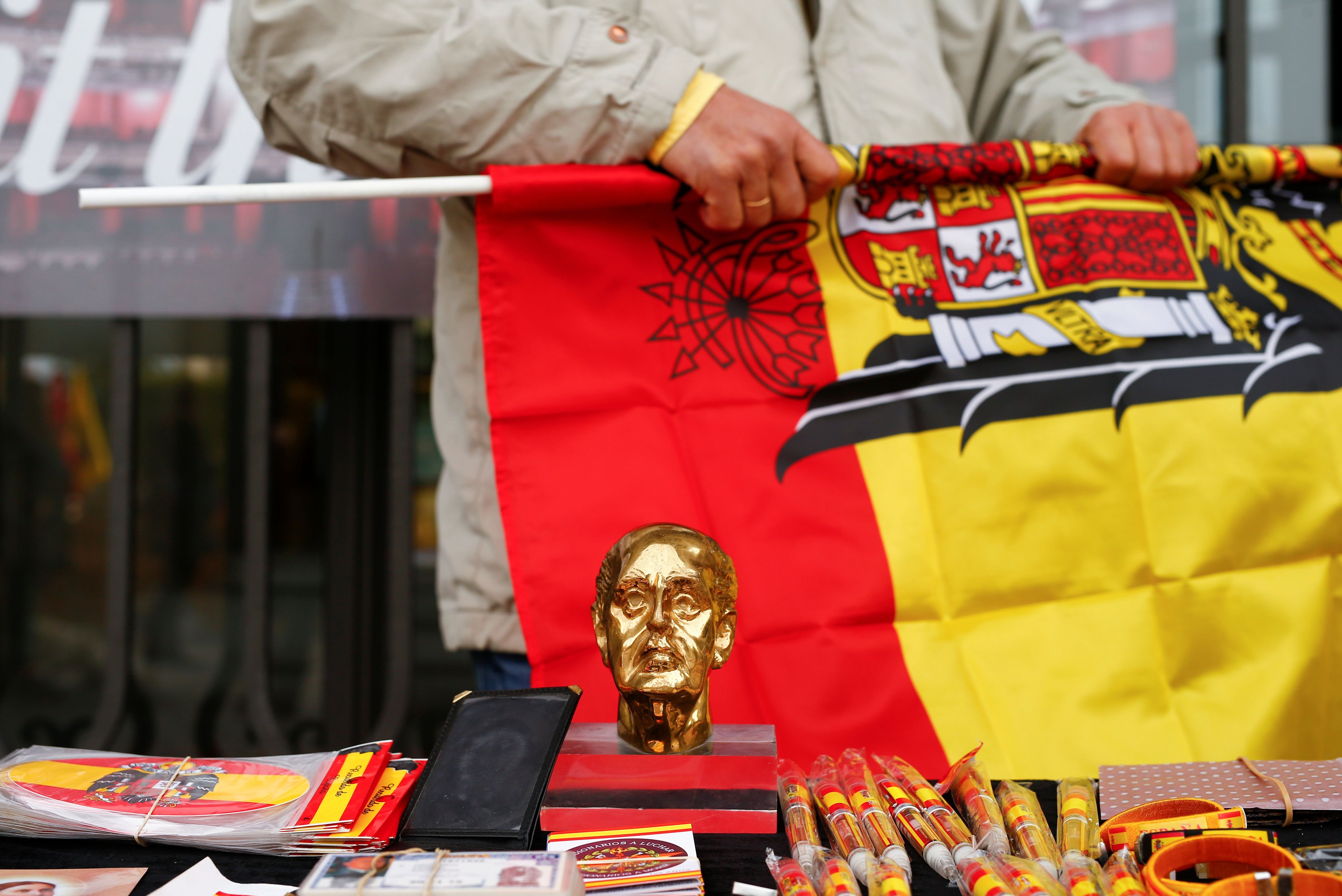 Una estatuilla dorada de Francisco Franco junto a otros souvenirs y la bandera con el Águila de San Juan (REUTERS/Javier Barbancho)