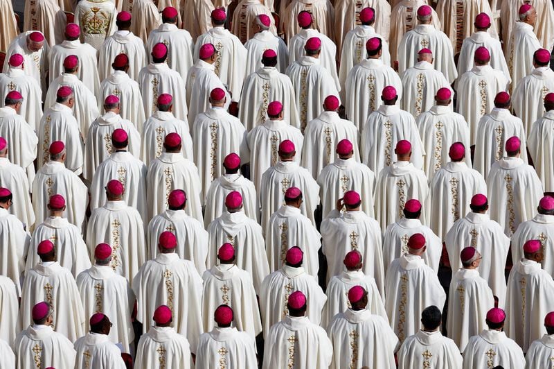 Obispos asisten a la misa de apertura del Sínodo de los Obispos en la Plaza de San Pedro del Vaticano (REUTERS)