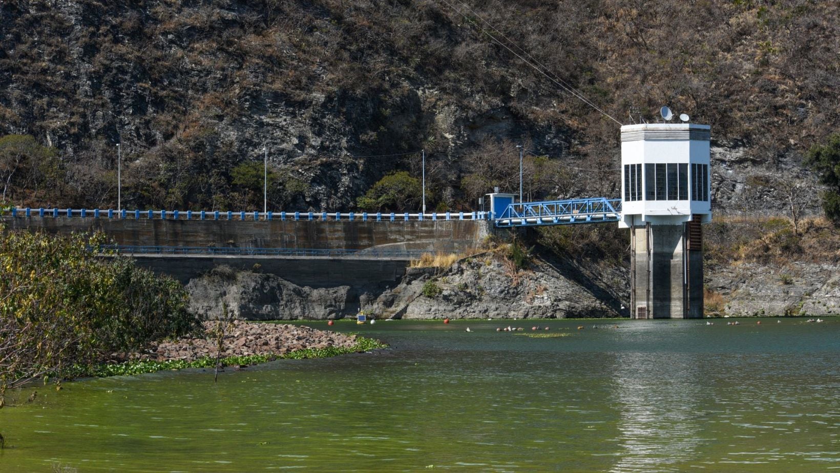 Conagua suspendió desde abril la extracción en la presa Valle de Bravo para así ayudar a recuperar su nivel. (FOTO: CRISANTA ESPINOSA AGUILAR /CUARTOSCURO.COM)