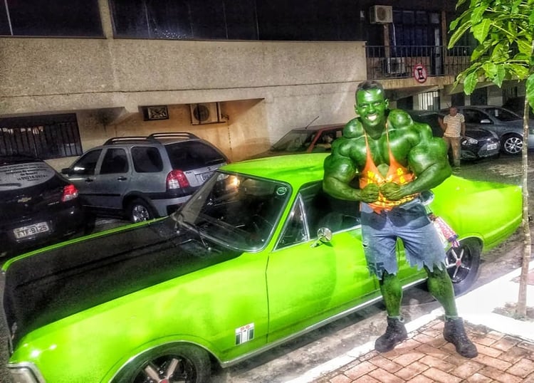 El “Hulk” brasileño cobra dinero por tomarse fotos junto a él y vende juguetes (Instagram: @romariohulkbrasileirooficial)