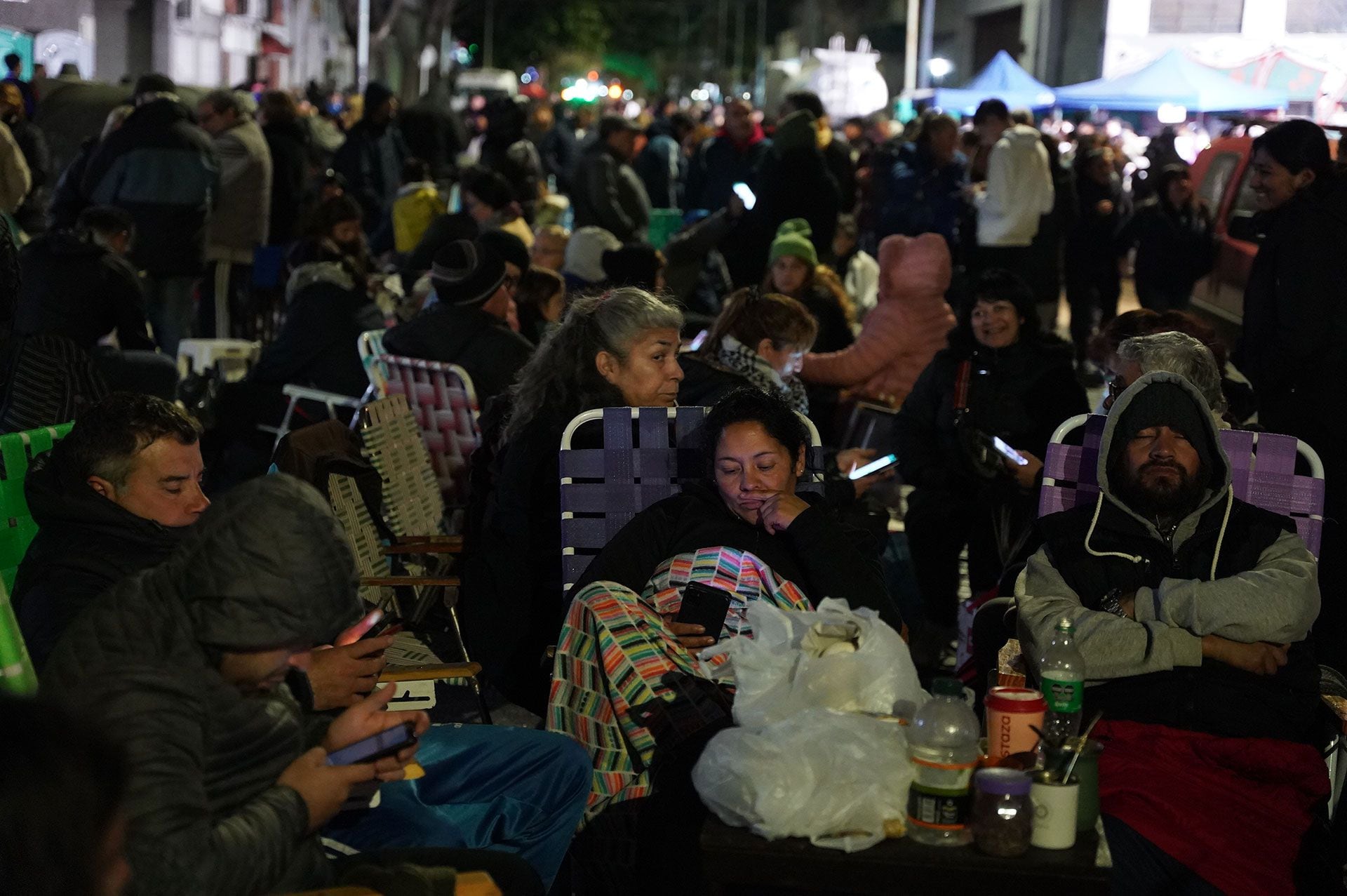 Los fieles hicieron fila en las puertas del Santuario con sus reposeras: hubo picada y también mate para afrontar el frío (Foto: Franco Fafasuli)