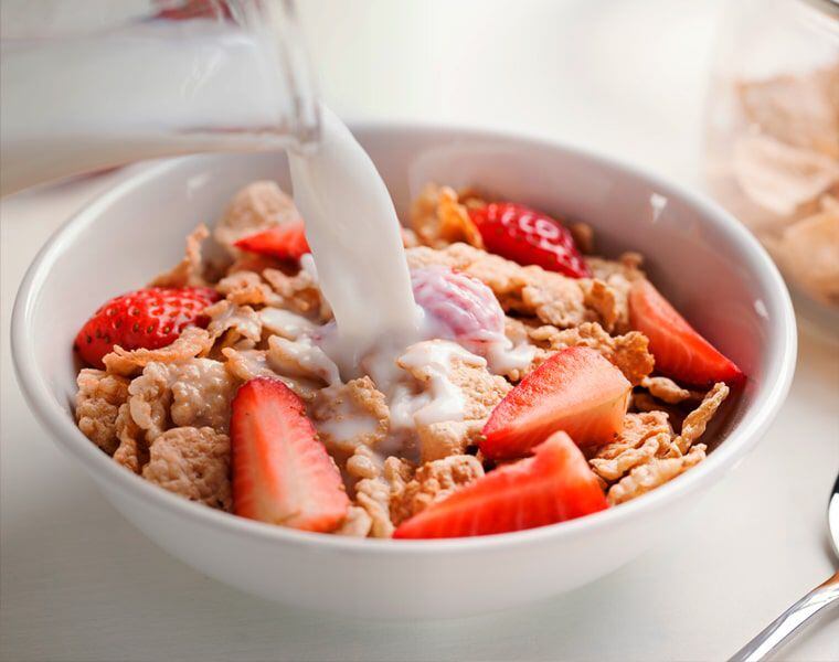 Cereal con leche y fresas en el desayuno foto: Kellogs