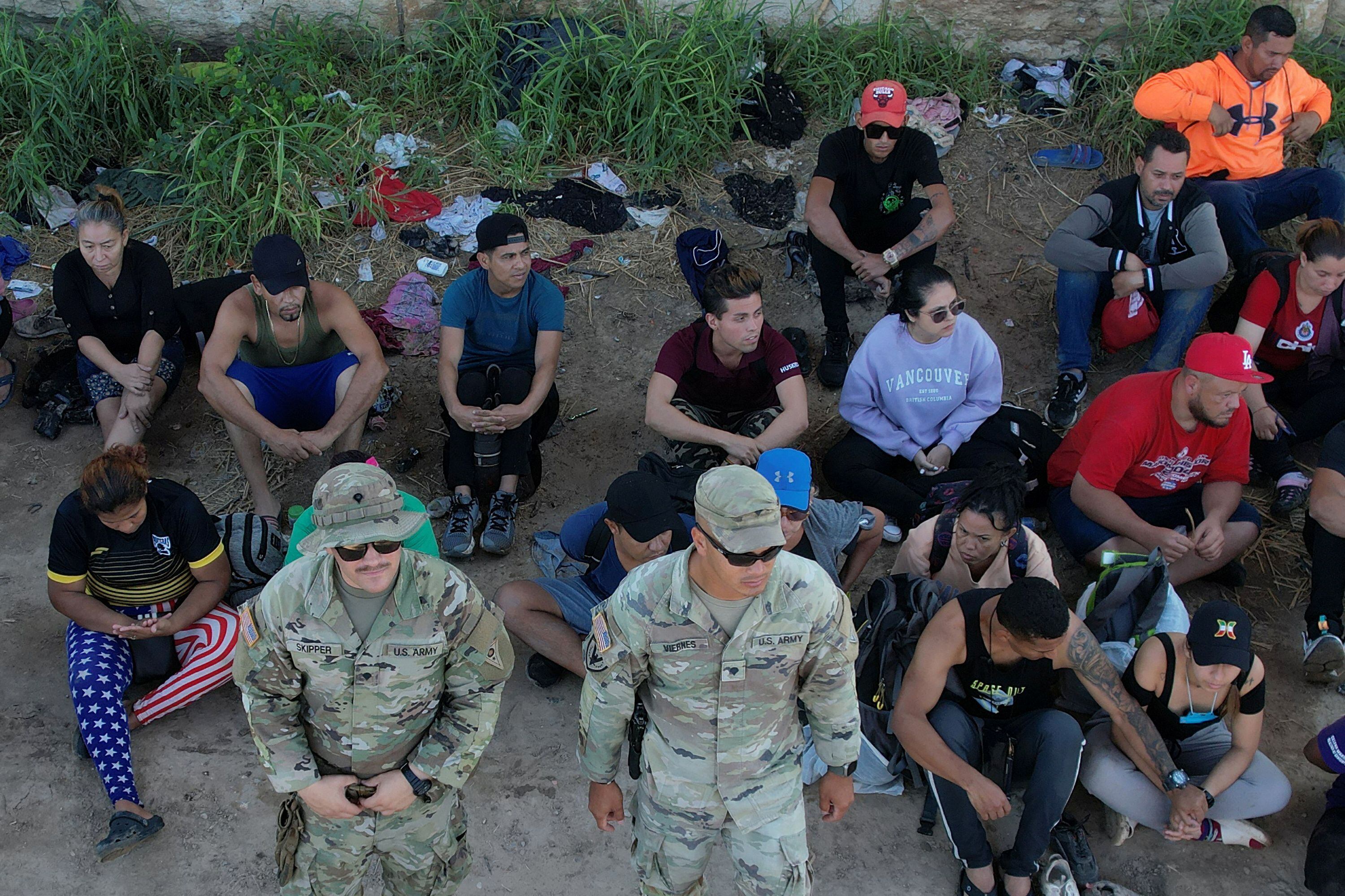 Los migrantes que llegan a EEUU de manera irregular por la frontera con México son detenidos por las fuerzas de seguridad (REUTERS/Brian Snyder)