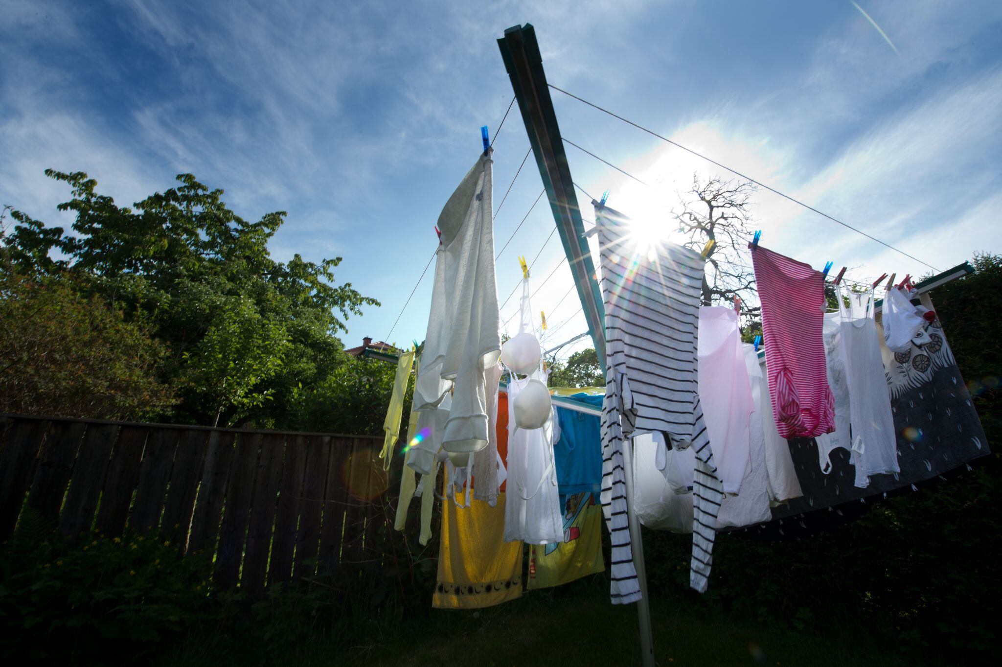 Cinco razones para secar la ropa al aire libre