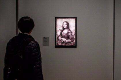 Un visitante observa el estudio de reflectología de "La Mona Lisa" (EFE/EPA/CHRISTOPHE PETIT TESSON)