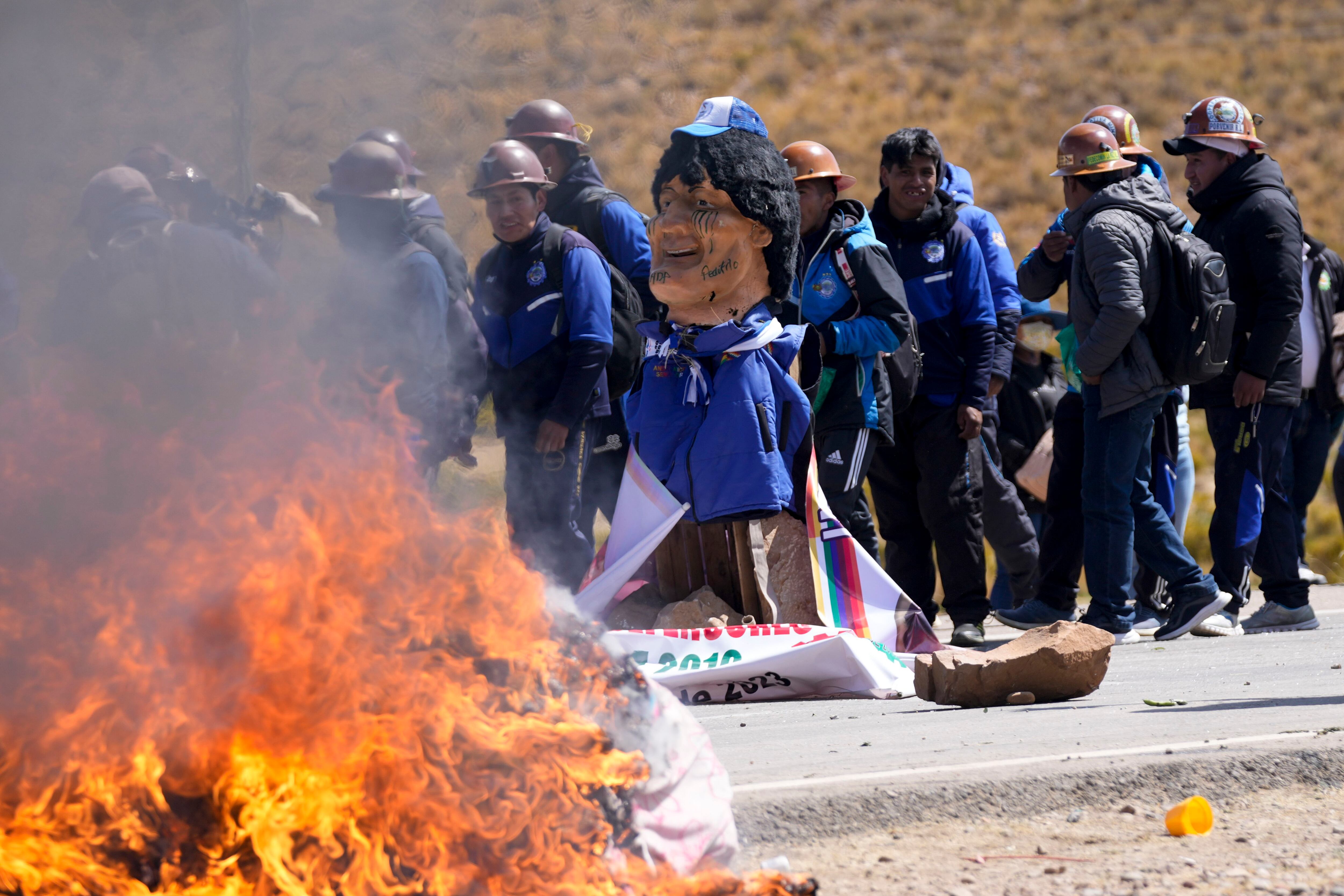 Una imagen del ex presidente Evo Morales es quemada en una calle de Vila Vila, en Bolivia, para bloquear el paso de los simpatizantes de Morales que avanzaban hacia la sede de Gobierno para protestar en contra del presidente Luis Arce, en una escalada de la disputa política entre ambos, el martes 17 de septiembre de 2024. (AP Foto/Juan Karita)