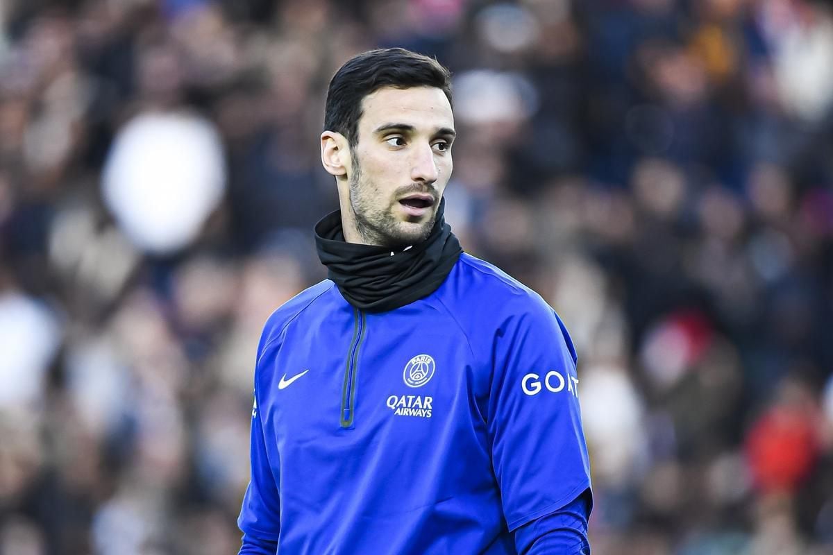 Sergio Rico durante un calentamiento con el PSG (REUTERS).