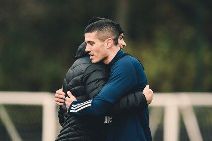 Acompañado del cuerpo médico del equipo, el Lobo Mexicano fue recibido con abrazos y sonrisas de sus compañeros (Foto: Twitter/ @Wolves)