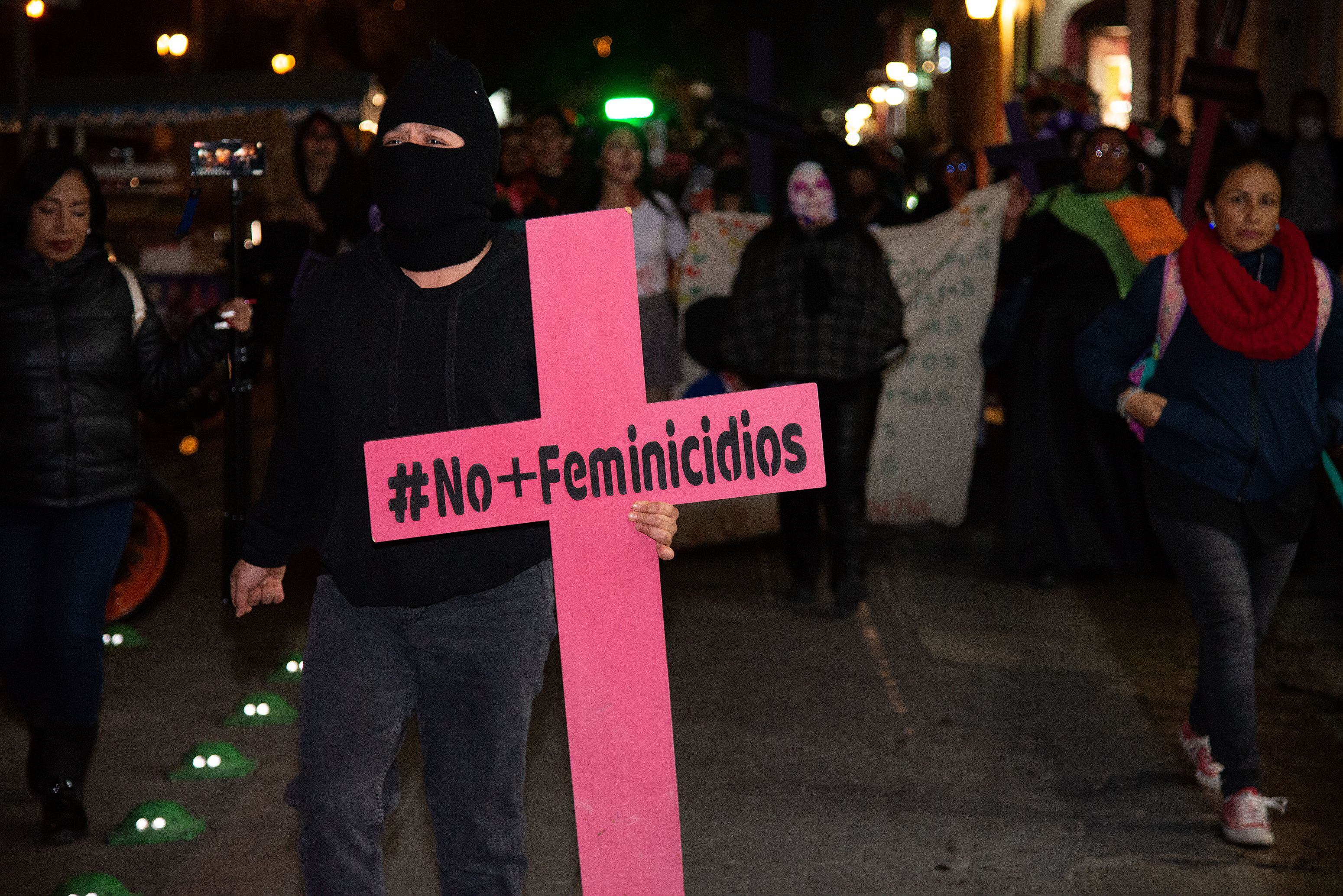 Feministas marchan disfrazadas para denunciar feminicidios en el sureste de México