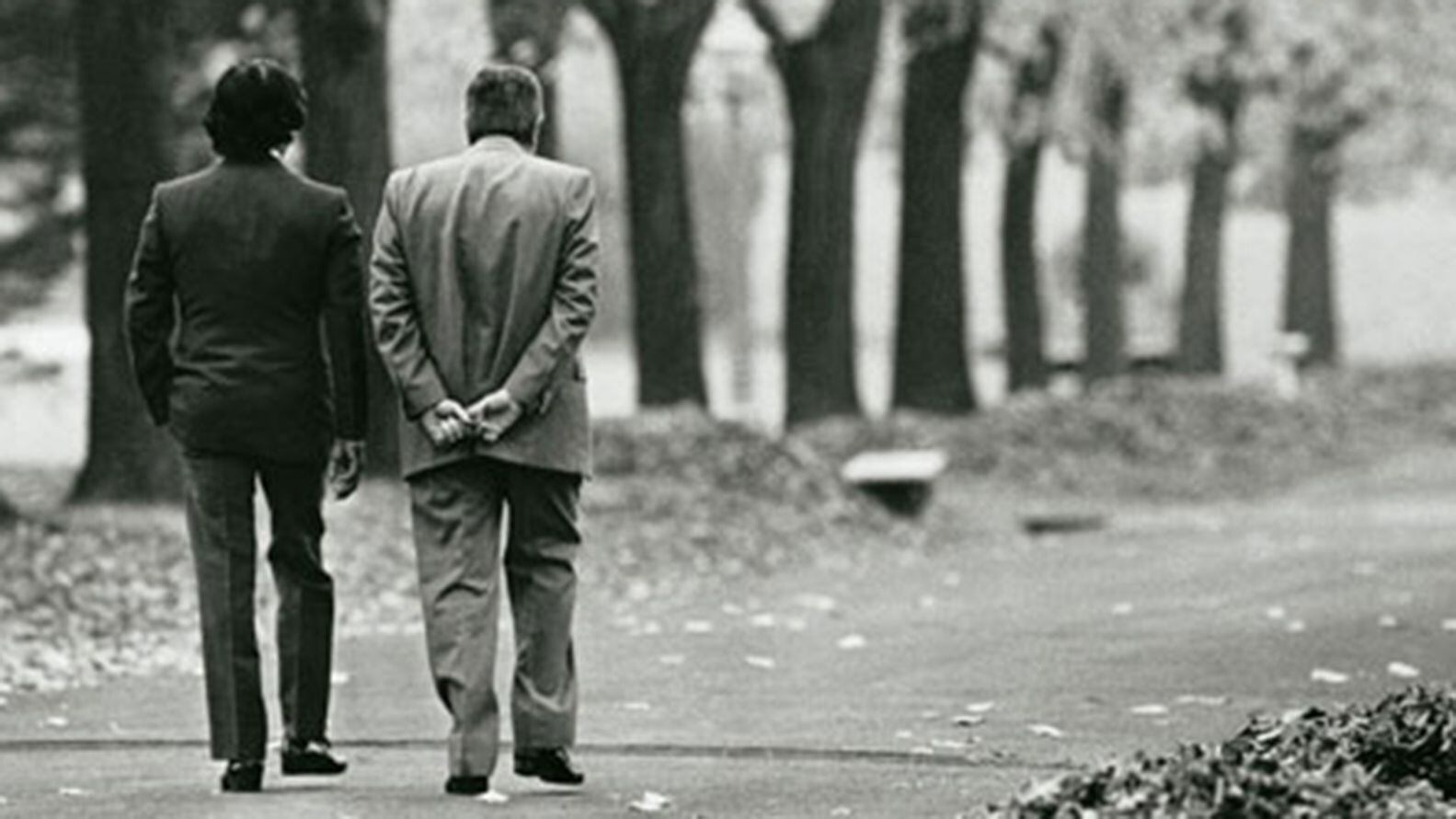 El presidente Raúl Alfonsin camina por los jardines de la Quinta Presidencial de Olivos conversando con Carlos Saúl Menem, tras el denominado Pacto de Olivos  en 1989 (Víctor Bugge) 