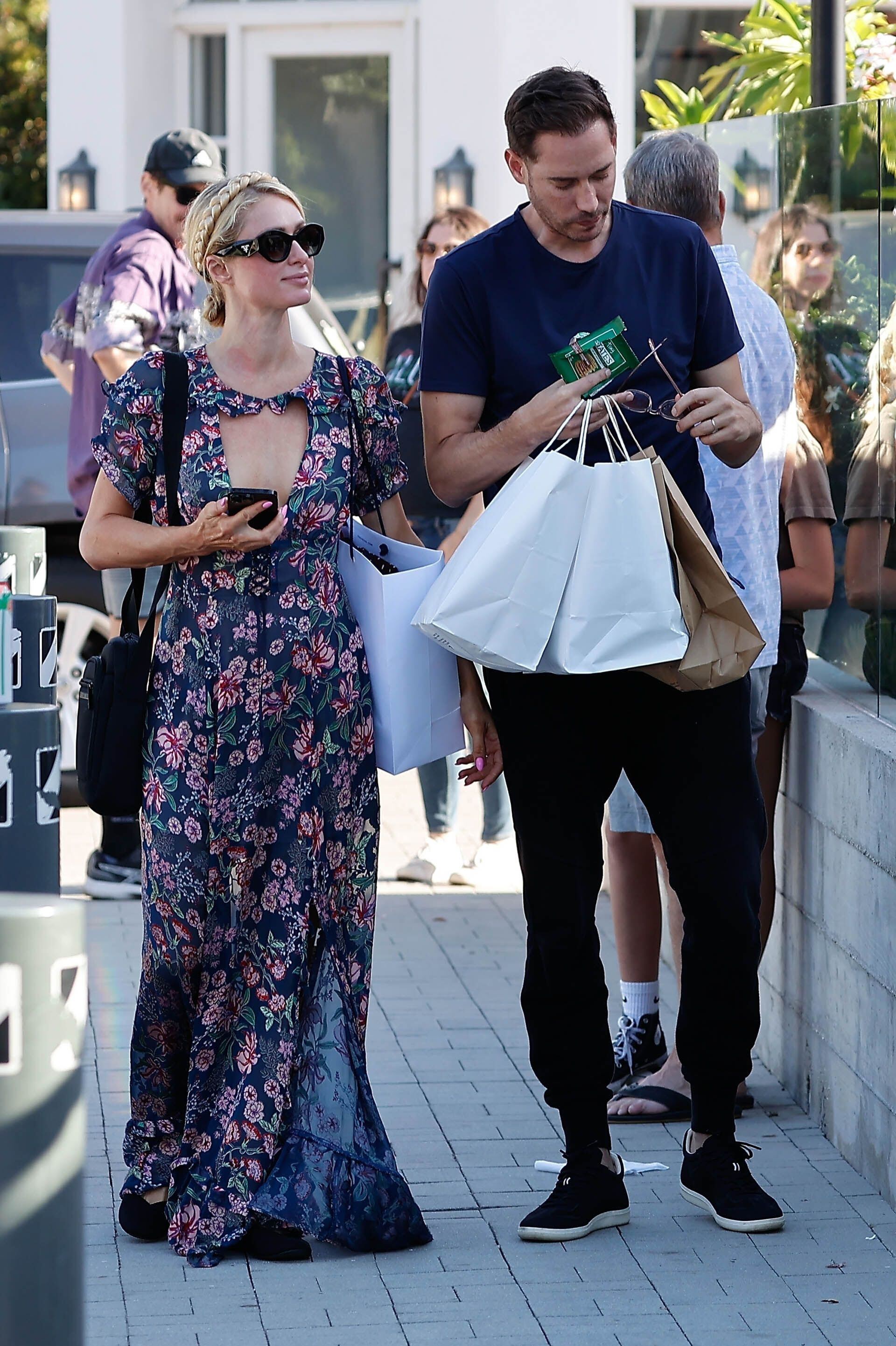 Paris Hilton y su marido, Carter Reum, compartieron un día de compras en un reconocido paseo comercial de Malibú. Ella lució un vestido largo estampado con flores, mientras que él vistió un pantalón negro, remera azul y cargó las bolsas