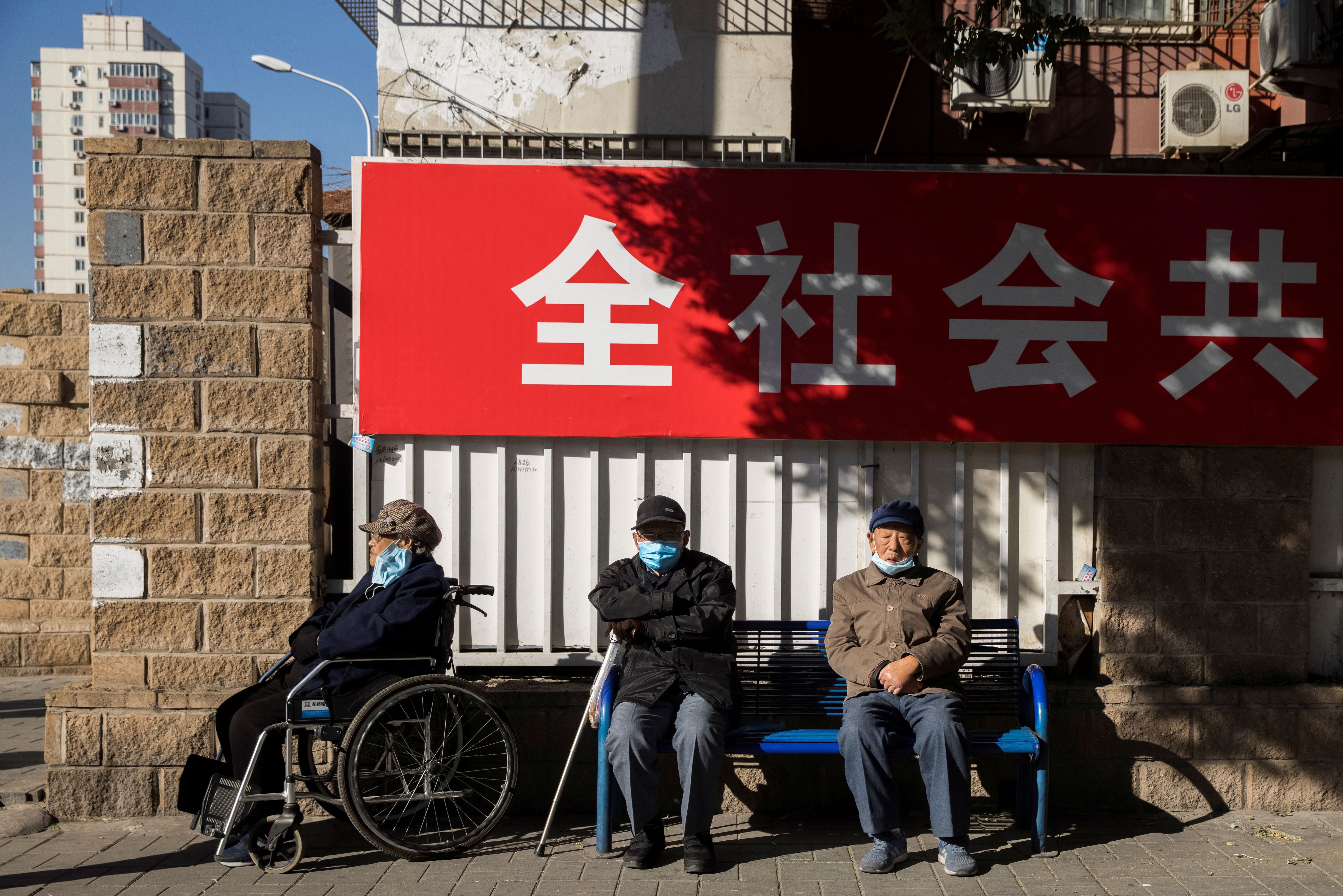 FOTO DE ARCHIVO: Personas mayores sentadas en una calle durante la la mañana tras un brote de la enfermedad del coronavirus (COVID-19) en Pekín, China, 3 de noviembre de 2020. REUTERS/Thomas Peter