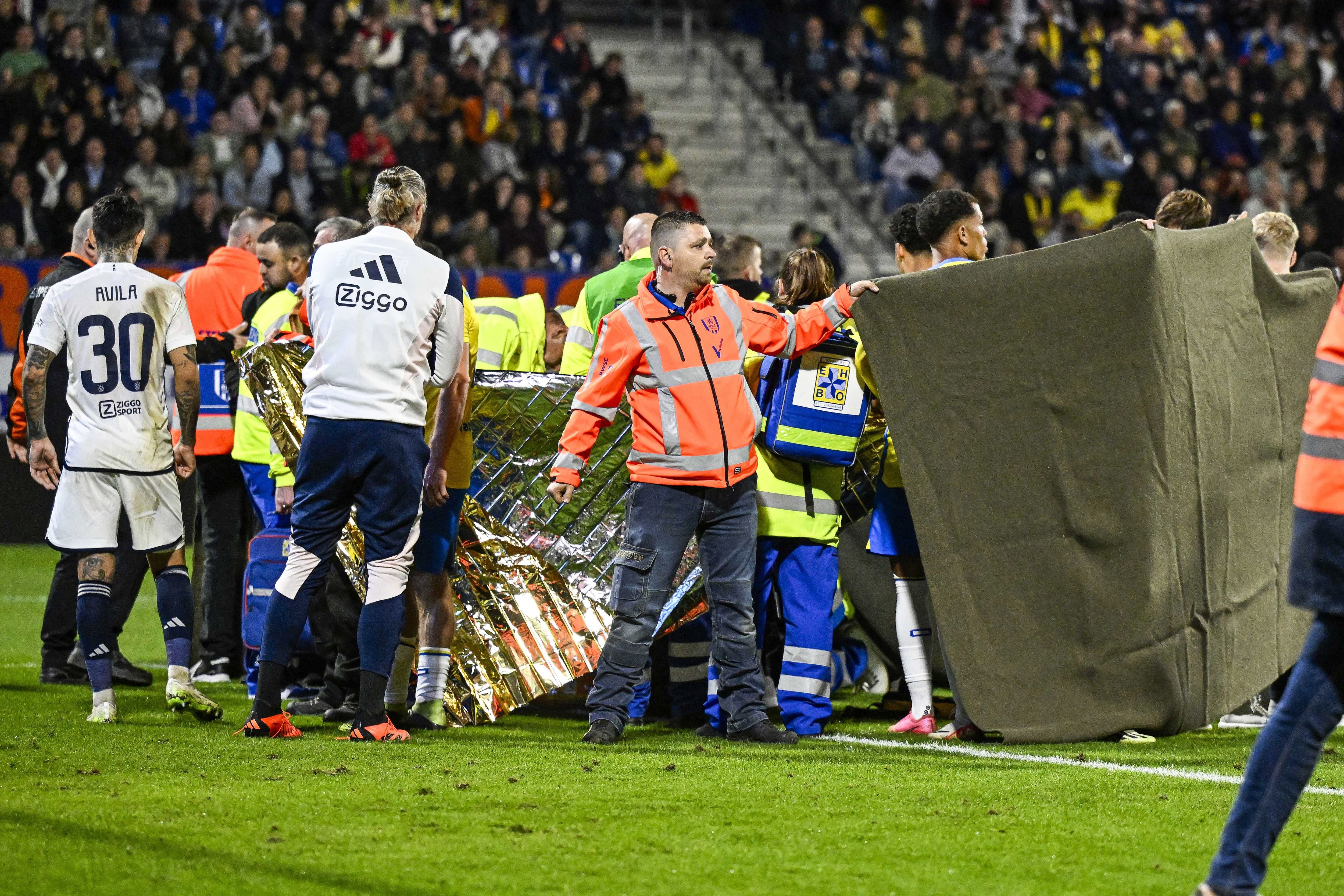 Los jugadores de RKC Waalwijk y Ajax observan el estado del portero Etienne Vaessen (EFE)