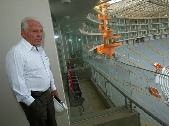 Arturo Woodman durante la remodelación del Estadio Nacional.