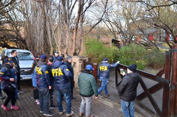 La entrada de la casa de El Calafate durante los allanamientos: para Cristina Kirchner, la cobertura estuvo en manos de “una jauría de movileros y periodistas de los medios hegemónicos” (Foto: Juan Pablo Raposo)