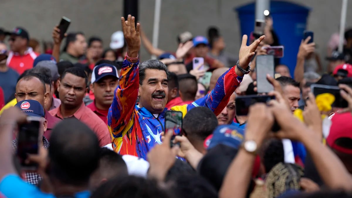 Los venezolanos están ahorrando dinero para invertirlo tras las elecciones o para irse del país si Nicolás Maduro es reelegido