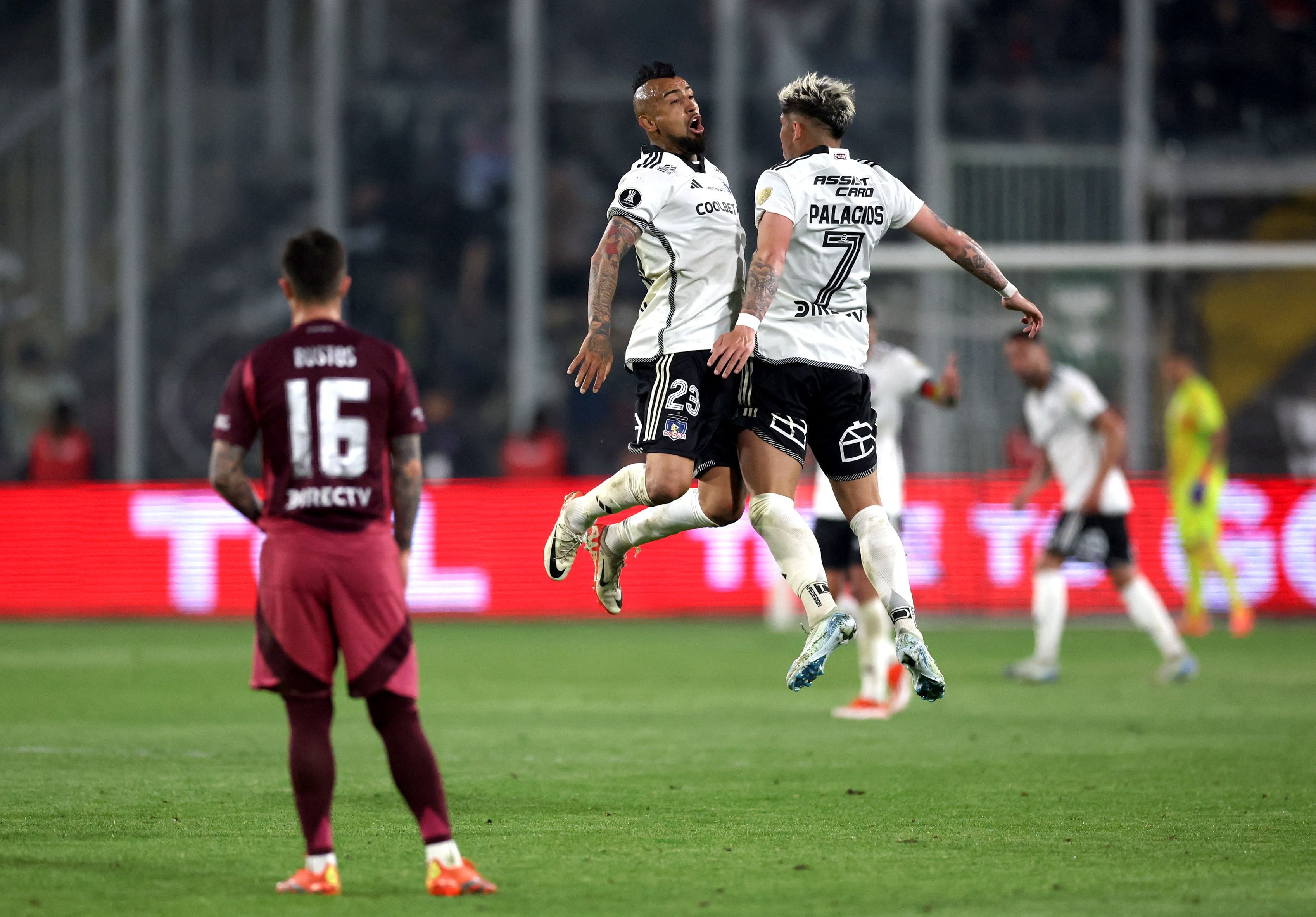 Arturo Vidal celebrando con Carlos Palacios el empate de Colo Colo ante River Plate - Créditos: Reuters.