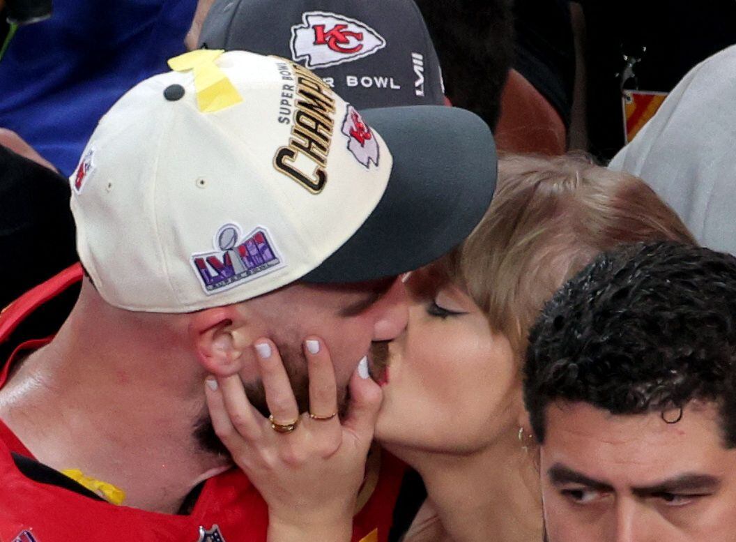 La romántica celebración de Taylor Swift junto a Travis Kelce por el triunfo de Kansas City en el Super Bowl LVIII (REUTERS/Carlos Barria)