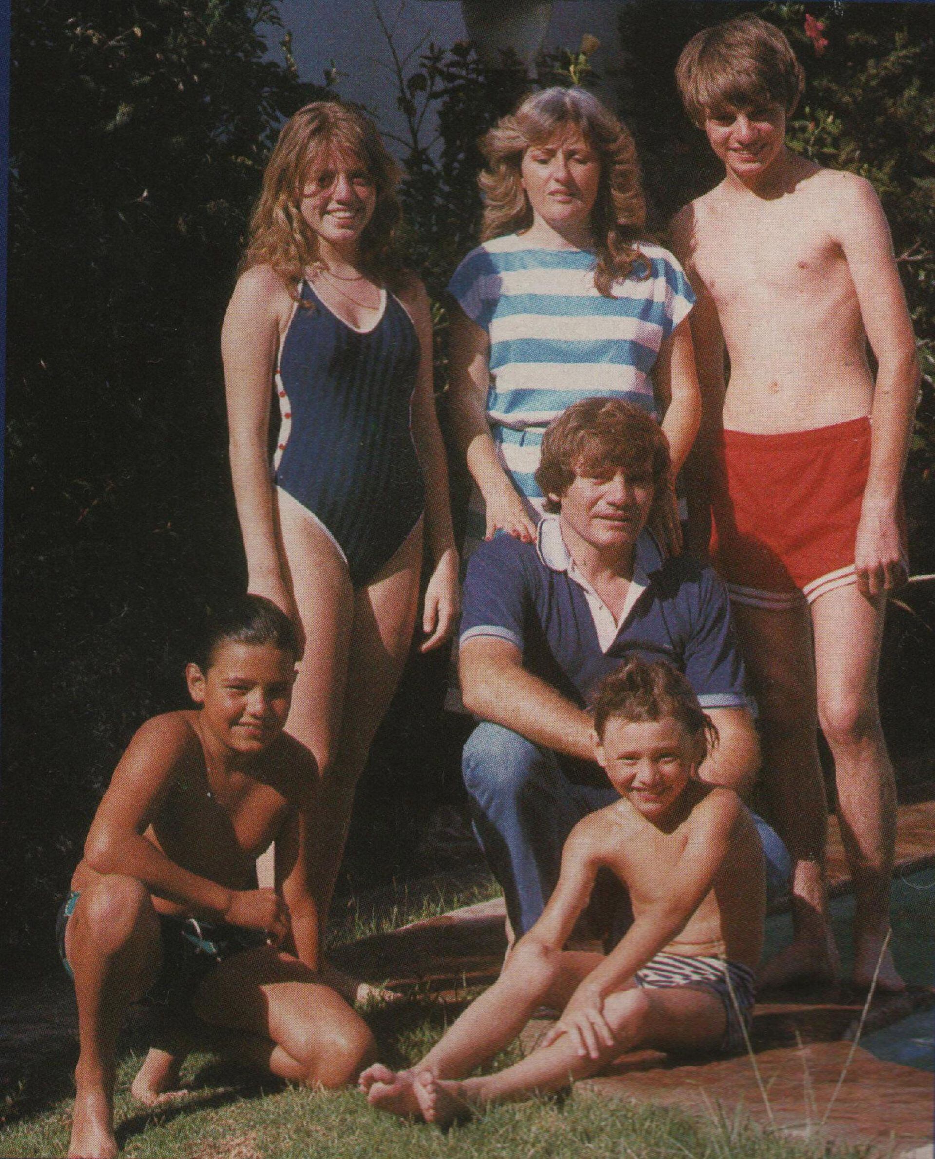 En familia, rodeando a Luis: Andrea, la “Tana” Lo Valvo y José Luis. Agachados, Patricio (izq) y Marcos (der). Todos fierreros (archivo CORSA)