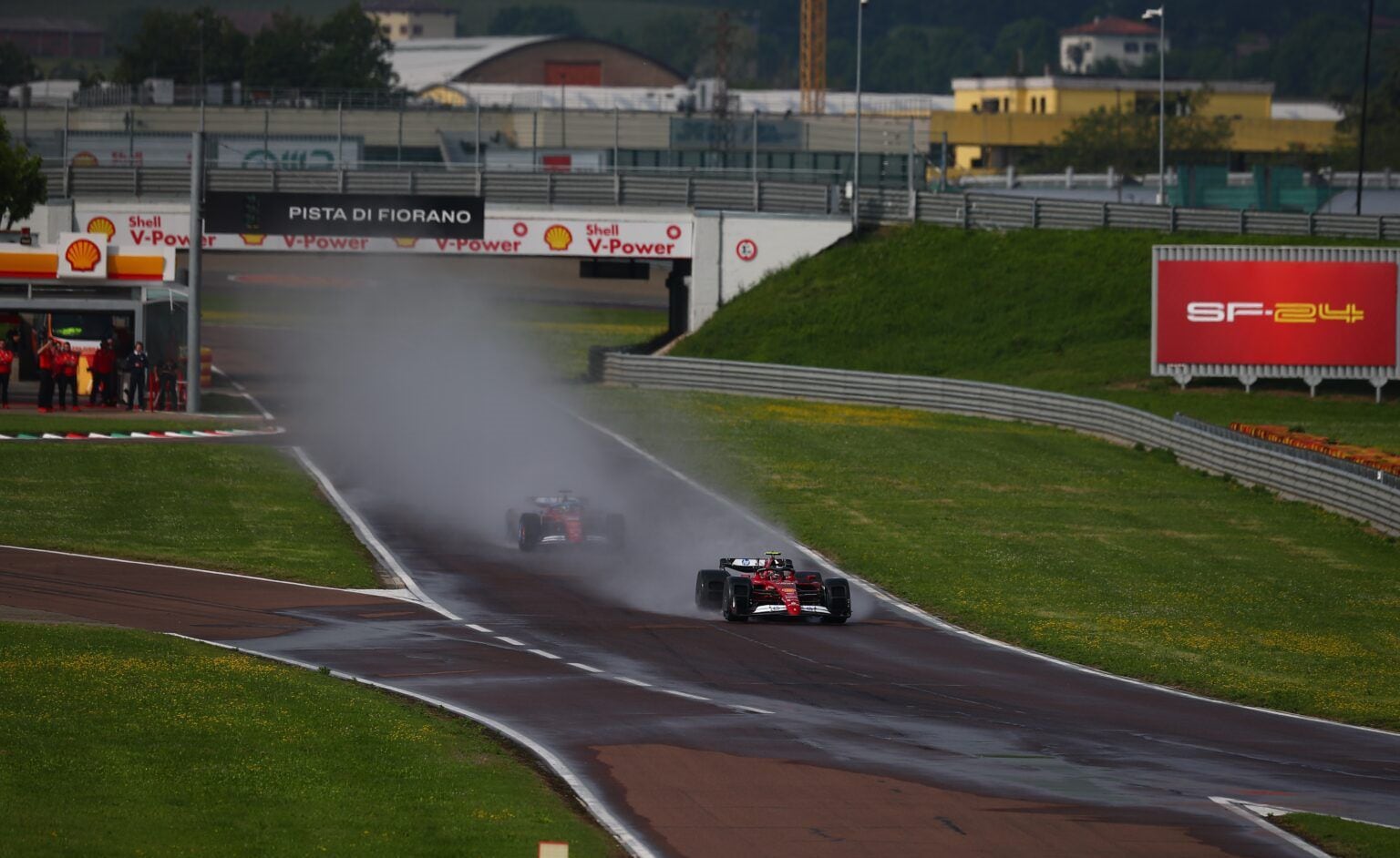Las dos Ferrari circulando en la parte mojada del trazado (Formu1a.Uno)