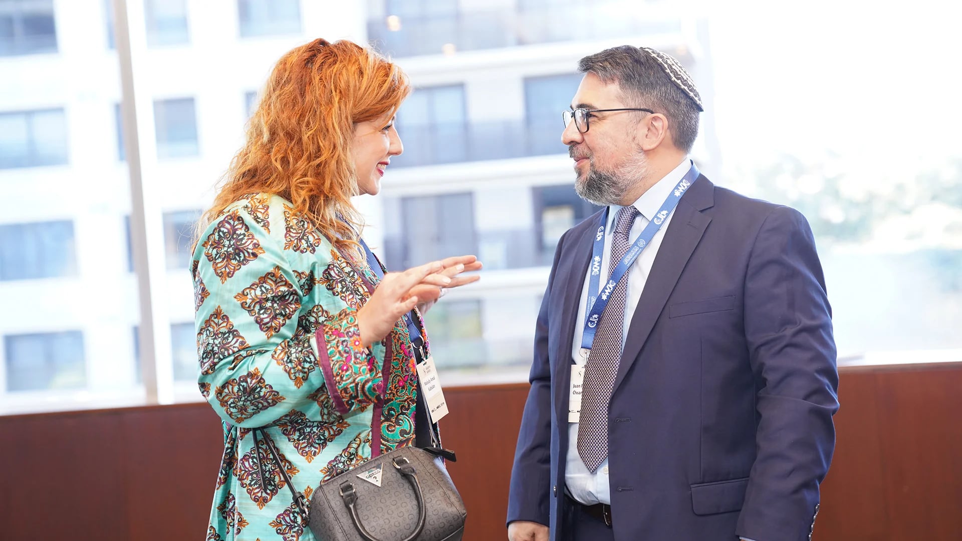 Melody Amal Khalil Kabalan, presidenta del Instituto Islam para la Paz, y Juan Pablo Ossandon, director ejecutivo de la Comunidad Israelita de El Salvador