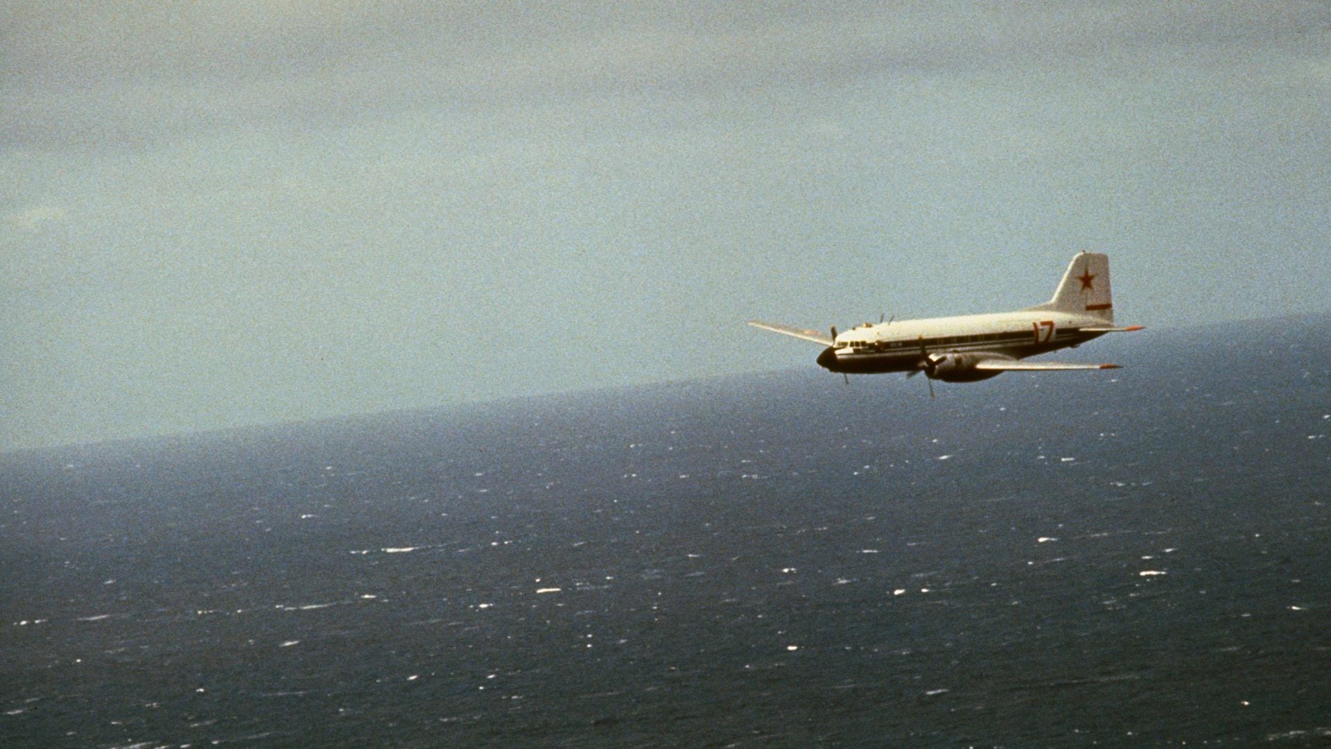 Un avión soviético I1-14 Crate durante la intercepción de un avión Hércules HC-130 involucrado en las operaciones de búsqueda y rescate del derribado Korean Airlines 747 (Corbis vía Getty Images)
