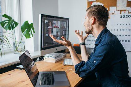 Según el Ministerio de Tecnologías de la Información y Comunicaciones de en el año 2020 el 50% de la fuerza laboral del país será digital, lo que también pone en discusión la salud digital de los colombianos. Foto: Shutterstock. 