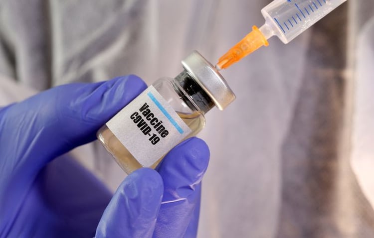 Reino Unido y Alemania aceleran ensayos en búsqueda de vacunas contra el COVID-19 (REUTERS/Dado Ruvic/Ilustración)