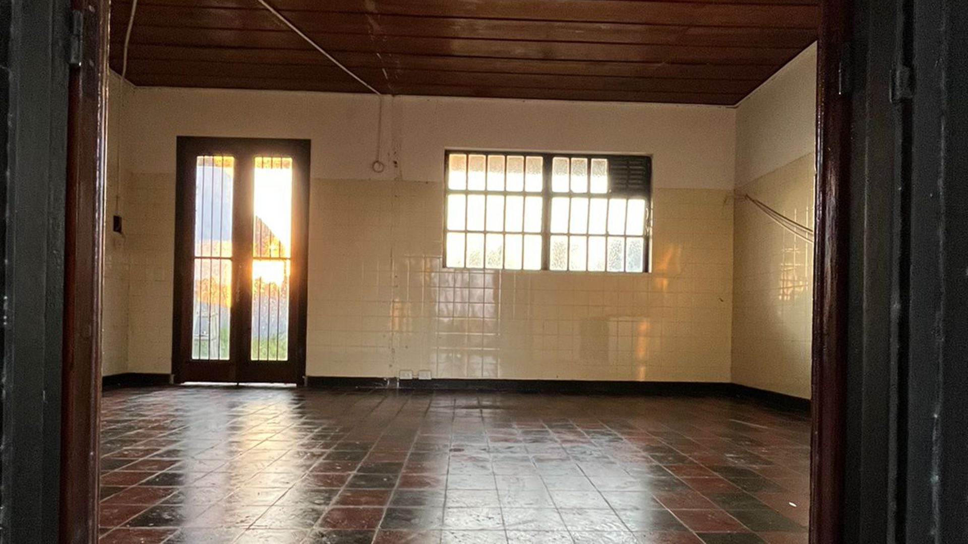 Una imagen del interior del local de la pareja, luego de ser limpiado tras años de abandono (@pulperiagandara)