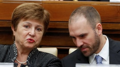 LA titular del FMI Kristalina Georgieva junto al ministro de Economía Martín Guzmán. A partir de ahora, el Gobierno deberá comenzar una negociación casi tan dura con el Fondo Monetario Internacional (FMI), con el cual debe reestructurar unos USD 45.000 millones. REUTERS/Remo Casilli.