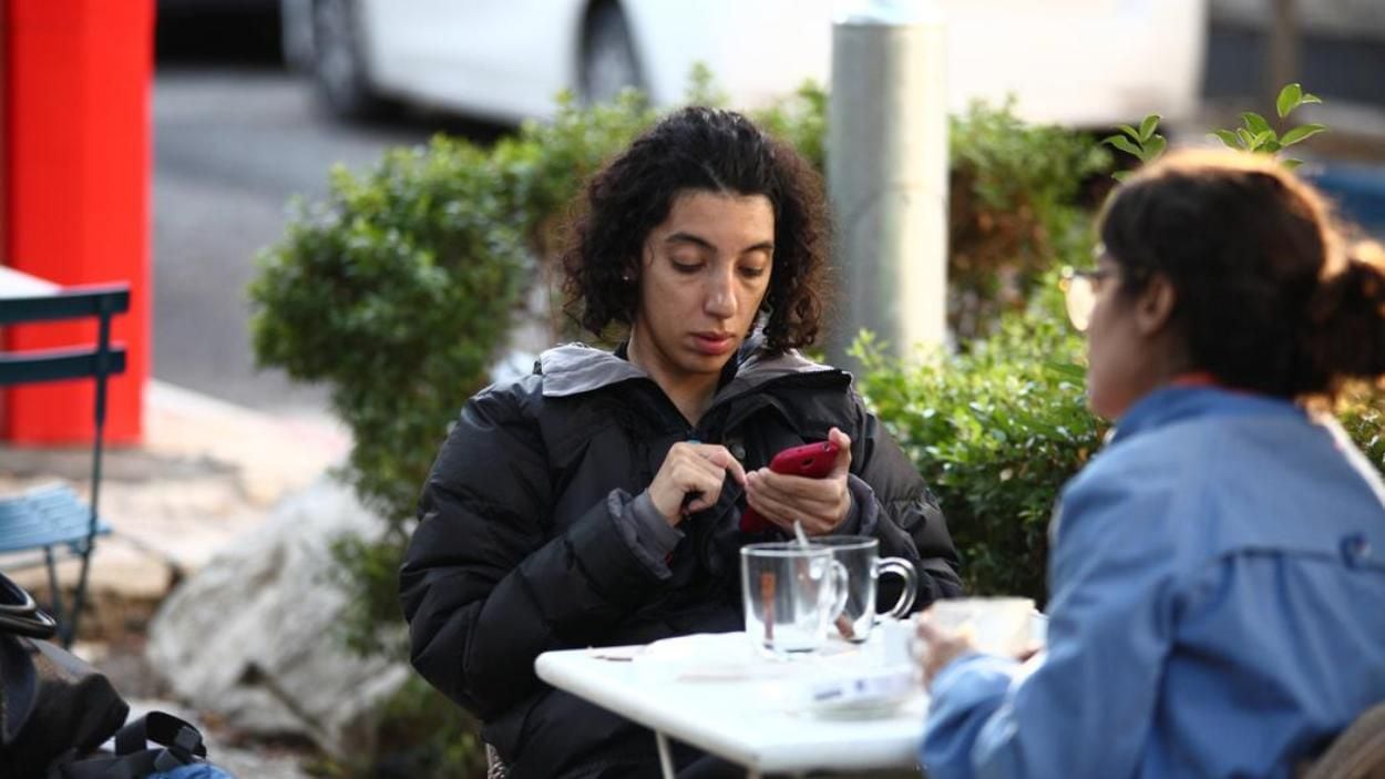 Uno de los resultados principales del estudio en la Universidad Notre Dame de Kioto fue el aumento de tres kilos en las jóvenes que usaban el celular en sus horarios de comida. (Archivo/Infobae). 