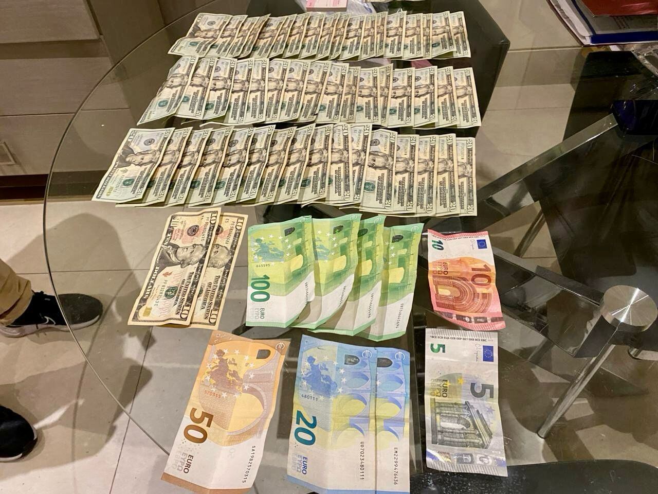 Dinero en efectivo encontrado en la casa de Pablo Muentes. (X/ Fiscalía Ecuador)