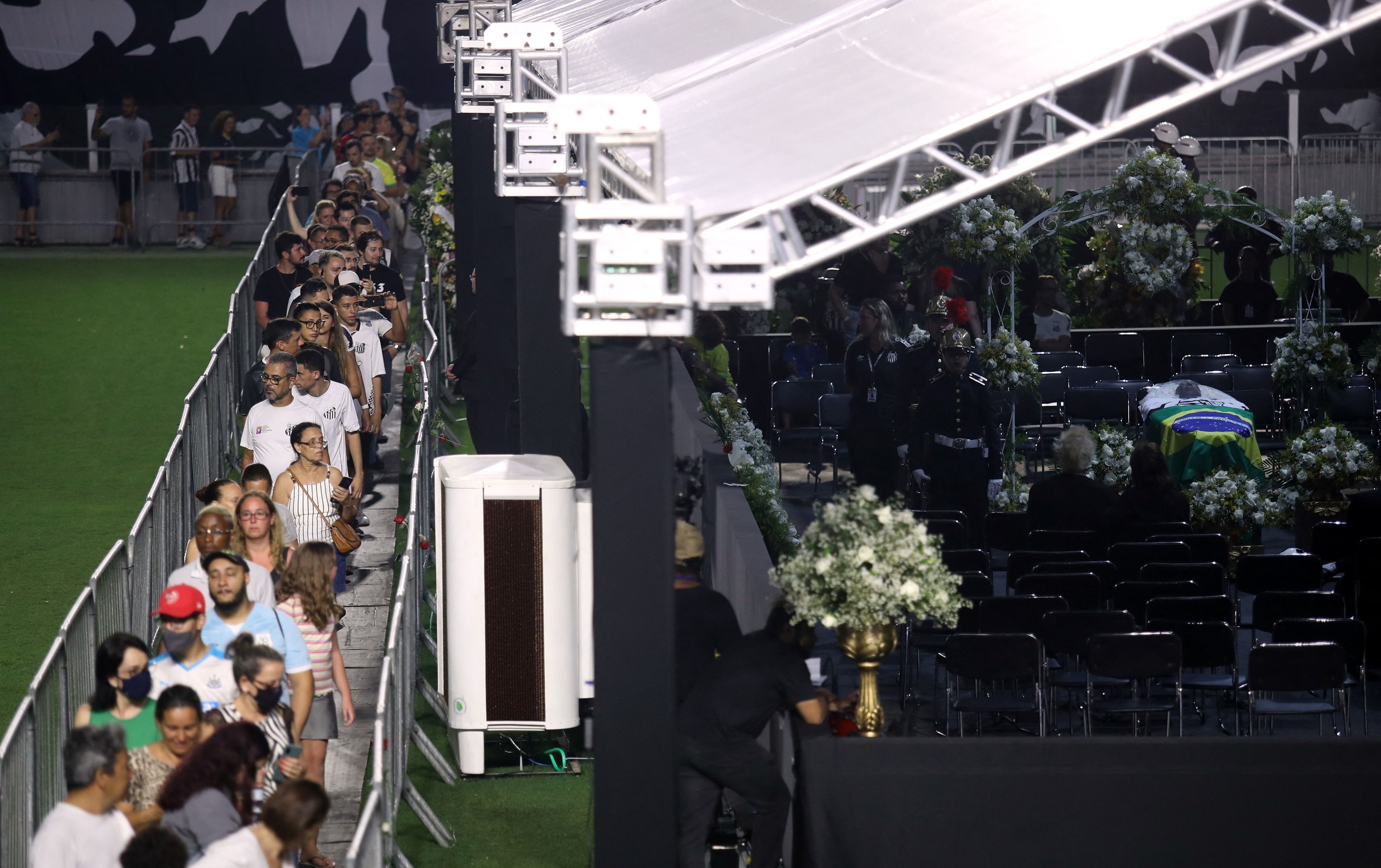 Los aficiionados pasaron durante toda la noche por el funeral de O Rei para darle el último adiós (REUTERS/Carla Carniel)