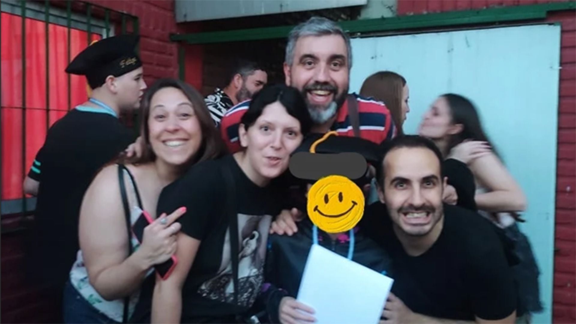 Los cuatro miembros de la familia poliamorosa junto al hijo de Florencia en la escuela durante un fin de curso