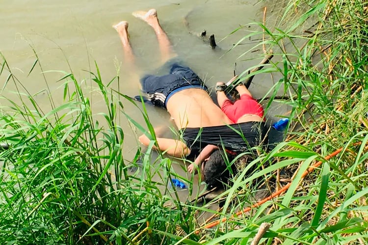 La polÃ©mica foto de los cuerpos de los migrantes salvadoreÃ±os Ã“scar MartÃ­nez y su hija de casi dos aÃ±os en el RÃ­o Bravo (Foto: AP)