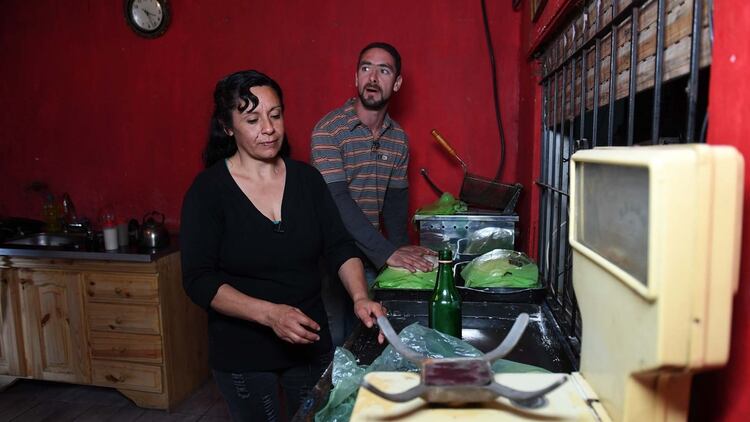 Juntos en la cocina de su casa. El joven nunca pensó en lo difícil que podía ser hacerse cargo y criar ocho hijos. “Ni pensé que tenía muchos hijos. Nunca lo vi así. Solo la vi a ella y me enamoré”, asegura Diego 