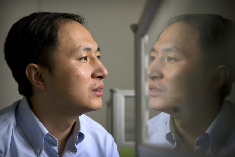 He Jiankui recibió el repudio mundial por su experimento secreto de modificación genética de dos gemelas para que sean inmunes al VIH. (AP Photo/Mark Schiefelbein)