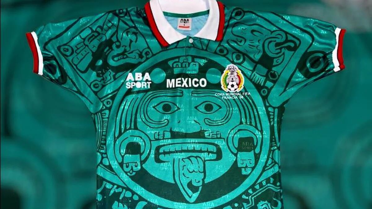 1998年のフランスワールドカップでメキシコを代表するユニフォームを手 