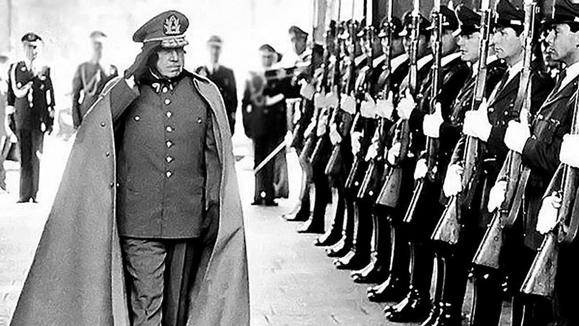 Pinochet saluda a la guardia del Palacio La Moneda en los tiempos en que era presidente de facto, como precisa la Biblioteca del Congreso.