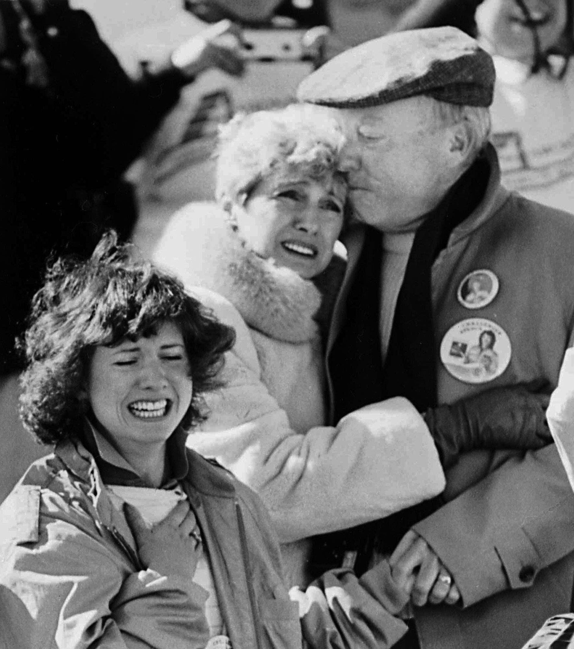 El momento en que los padres de Christa, Grace y Ed Corrigan, y su hermana Betsy, ven la explosión del Challenger (AP)