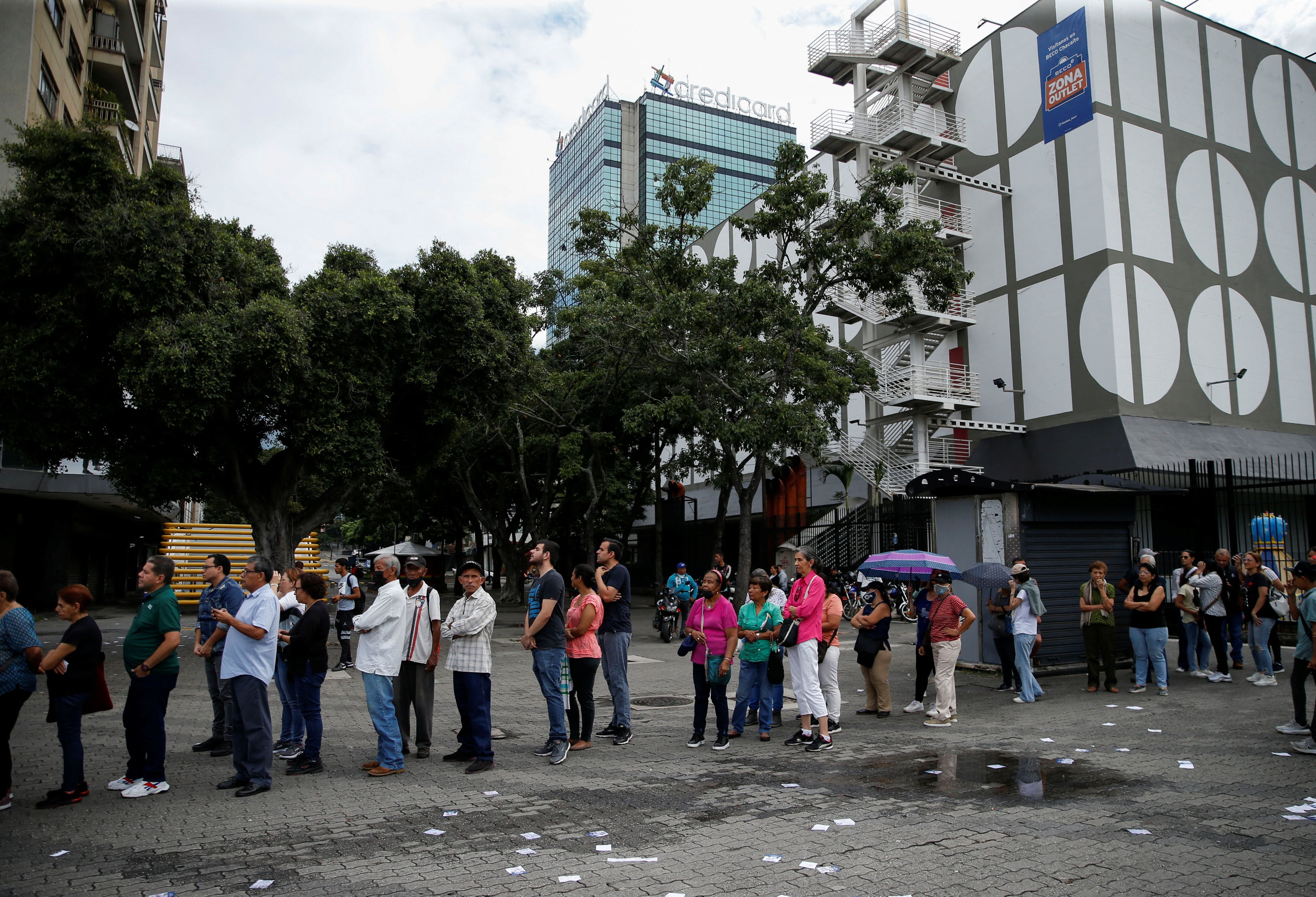 La gente hace fila para emitir sus votos en una primaria para elegir un candidato de la oposición de unidad para enfrentar al presidente de Venezuela, Nicolás Maduro, en su probable candidatura a la reelección en 2024, en Caracas, Venezuela, el 22 de octubre de 2023. REUTERS/Leonardo Fernández Viloria