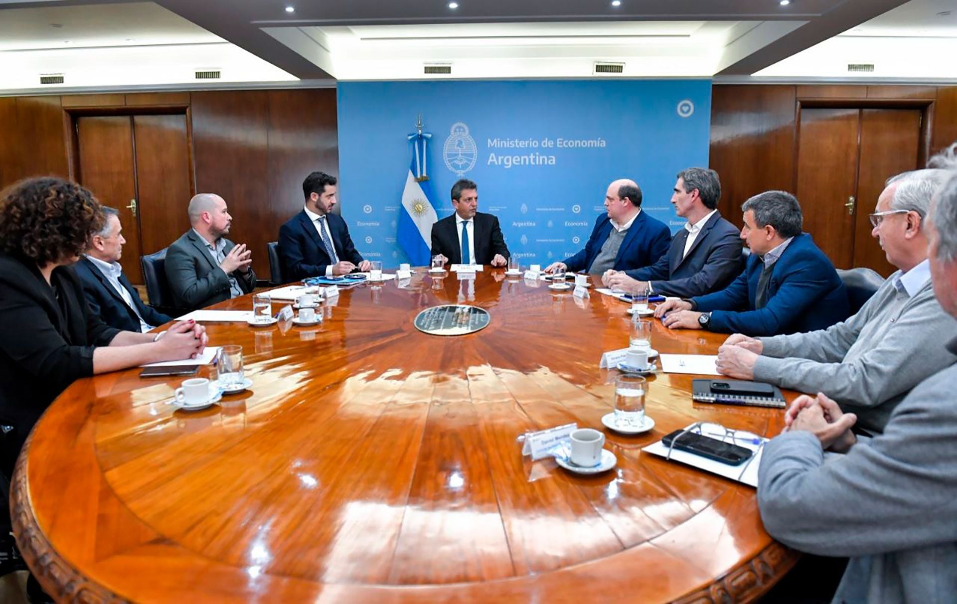 Sergio Massa y Matías Tombolini con los ejecutivos de las empresas aéreas que operan en el mercado local
