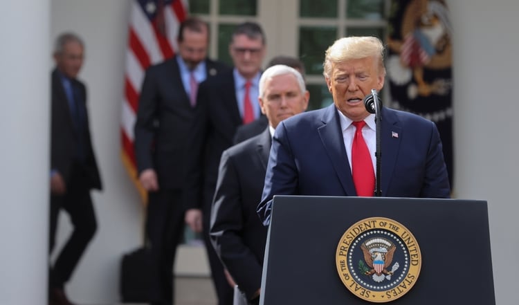 Donald Trump junto al vicepresidente Mike Pence, encargado del equipo de trabajo sobre coronavirus en EEUU (REUTERS/Jonathan Ernst)