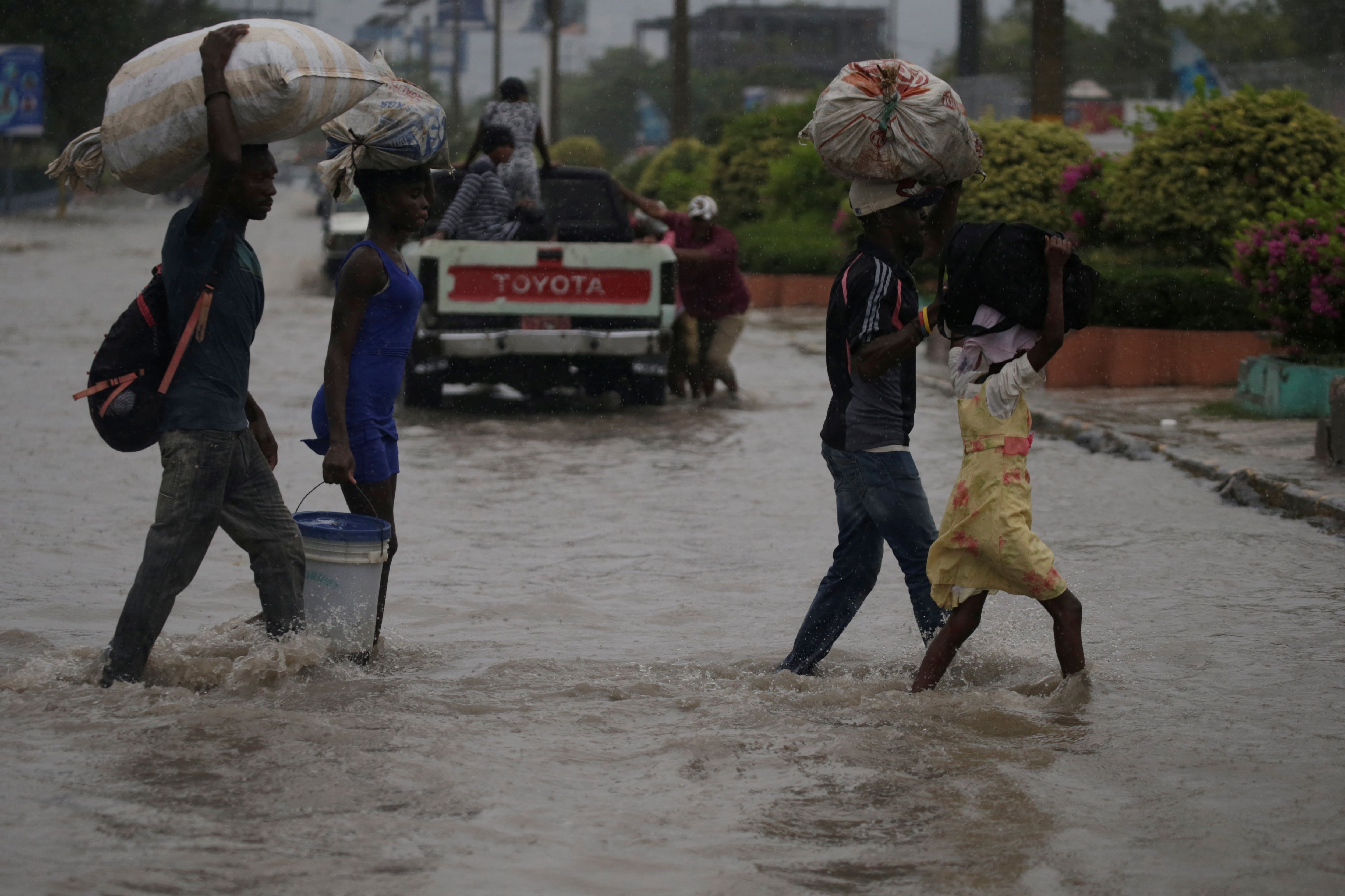 En República Dominicana, las autoridades cerraron escuelas, agencias del gobierno y varios aeropuertos, con al menos 24 de sus 31 provincias bajo alerta roja. (REUTERS)