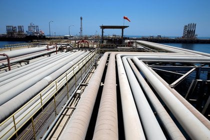 Imagen de archivo de la carga de un petrolero en la terminal Ross Tanura de Saudi Aranco en Arabia Saudita.  21 de mayo de 2018. REUTERS / Ahmed Jadalla