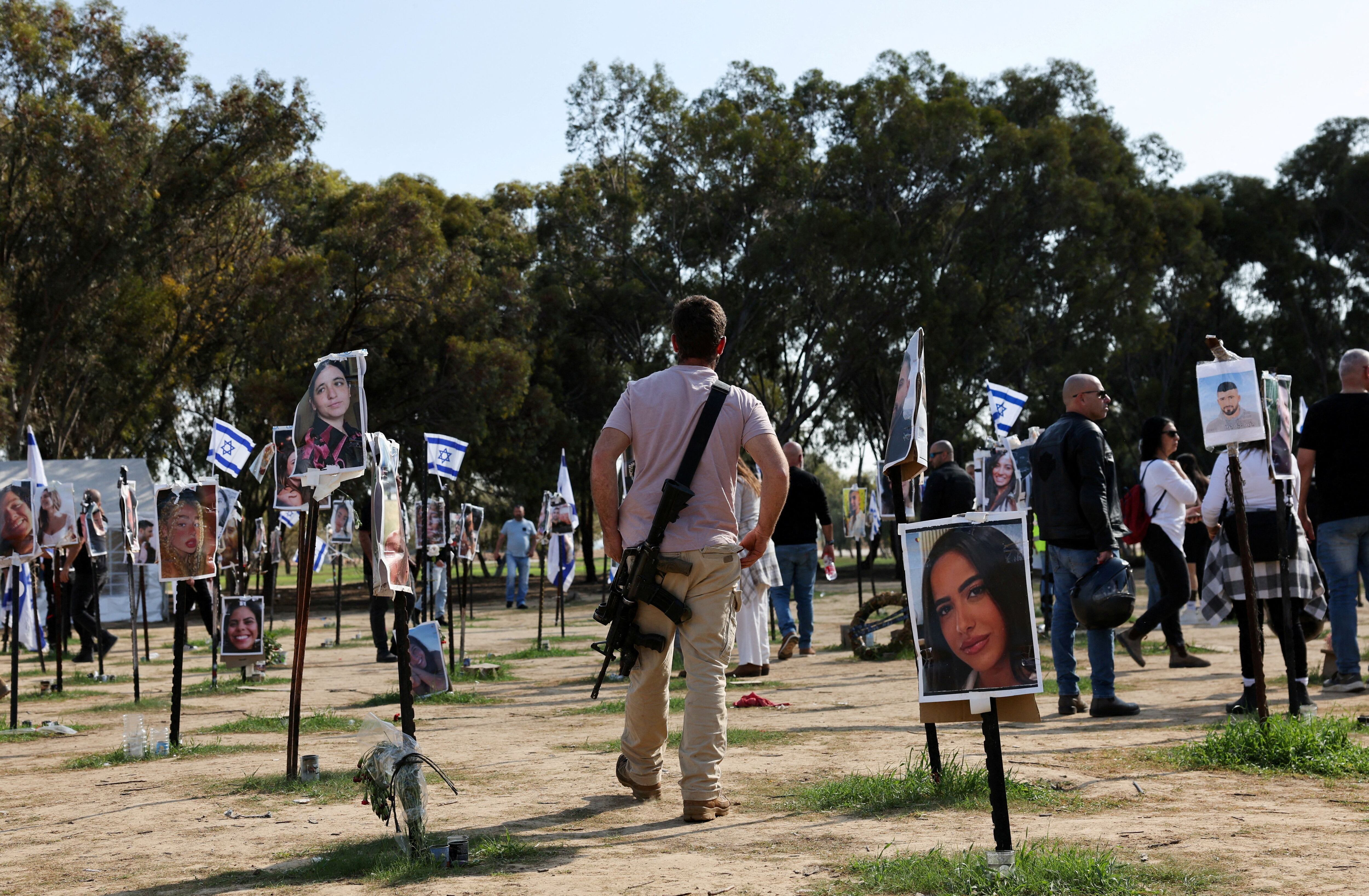 Homenaje a las víctimas en el lugar donde se realizó el festival (Reuters)