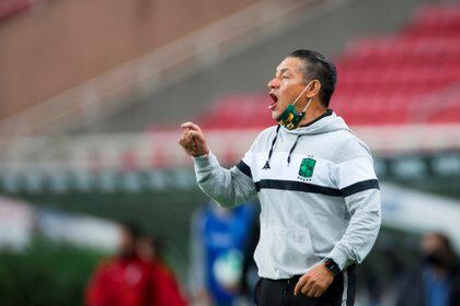 Ignacio Ambríz, entrenador de León, da indicaciones a sus jugadores en el estadio Akron de Guadalajara, estado de Jalisco (México). EFE/ Francisco Guasco/Archivo
